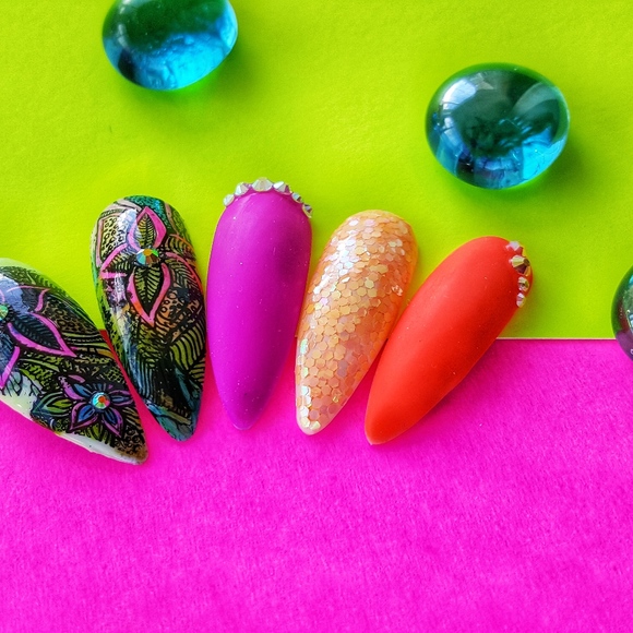 "Caribbean Queen" Reusable Press On Nails - Picture 2 of 8